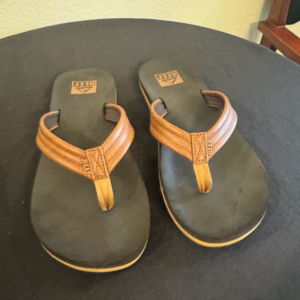 Reef boys size 5 Tan and Black Sandals